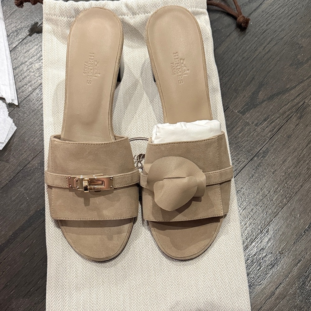 NWT Hermes Gigi 50 Sandal in Beige Sable Size 39